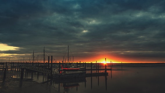 Sonnenaufgang am Langeooger Hafen. © NDR Foto: Lorenz Wodzinski