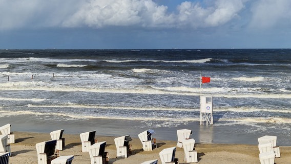 Strandkörbe stehen bei stürmischem Wetter auf Wangerooge am Strand. © NDR Foto: Christine Witzigmann
