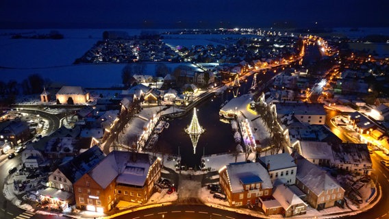 Luftaufnahme des Weihnachtsmarkts in Caroliensiel. © NDR Foto: Marcus Harazim