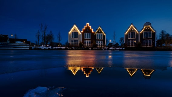 Weihnachtlich beleuchtete Häuser in Neuharlingersiel. © NDR Foto: Andreas Klesse