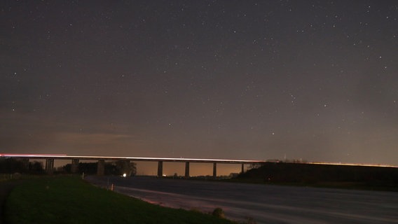 Die Huntebrücke in Oldenburg unter einem Sternenhimmel. © NDR Foto: Joachim Gläser