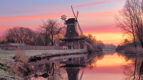 Die Sonne geht über eine Mühle auf. © NDR Foto: Marion Holtz