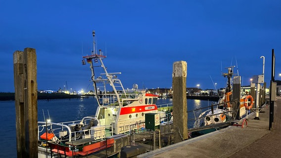 Ein Seenotretter liegt im Hafen Norderney. © NDR Foto: Thomas Ammermann