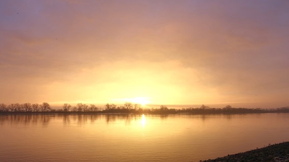 Die Sonne geht am Weserstrand bei Lienen auf. © NDR Foto: Frank Niehaus