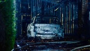 Ein ausgebranntes Auto in einem Carport in Wildeshausen © Nord-West-Media TV 