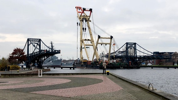 Eine Deichbrücke in Wilhelmshaven wir per Wasserkran versetzt. © NDR Foto: Jutta Przygoda