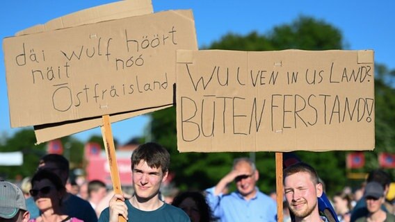 Demonstrierende halten Plakate bei einem Protest gegen Wölfe in Aurich © dpa Bildfunk Foto: Lars Penning