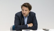 Olivier Grimm vom Niedersächsischen Ministerium für für Soziales, Gesundheit und Gleichstellung bei der Landespressekonferenz © NDR 
