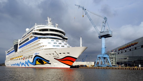 Der letzte Kreuzfahrtschiff-Neubau der Meyer-Werft in Papenburg (Kreis Emsland), die "AIDAmar", liegt am Donnerstag noch an der Ausrüstungspier der Werft. © dpa - Bildfunk Foto: Ingo Wagner