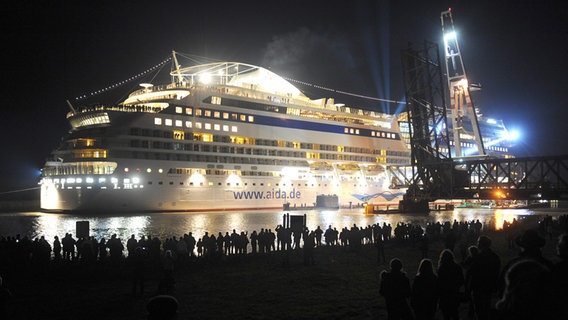 Die "AIDAmar" bei Nacht. © dpa Foto: Ingo Wagner