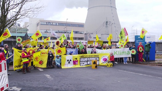 Atomenergie-Gegner demonstrieren vor dem AKW in Lingen. © NDR 