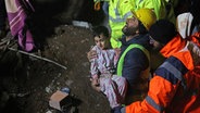 Das Such- und Rettungsteam von @fire birgt bei Rettungsarbeiten im Erdbebengebiet in der Türkei ein Kind. © @fire 