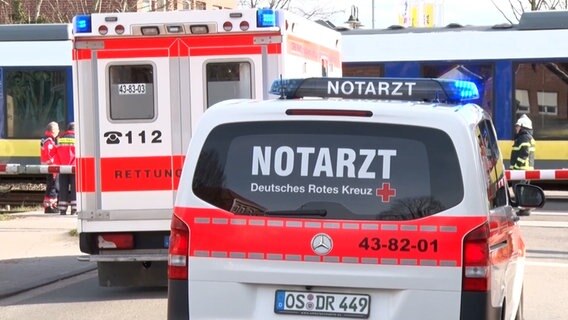 Rettungswagen und Einsatzkräfte stehen an einem Bahnübergang © Nord-West-Media TV 
