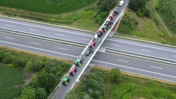 Landwirte protestieren mit Treckern auf einer Autobahnbrücke. © Nord-West-Media TV 