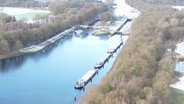 Eine Luftaufnahme zeigt Binnenschiffe, die auf dem Kanal zwischen Meppen und Papenburg liegen. © Nord-West-Media TV 