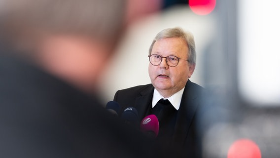 Bischof Franz-Josef Bode spricht bei einer Pressekonferenz über einen Zwischenbericht der Universität Osnabrück zu sexualisierter Gewalt im Bistum Osnabrück. © picture alliance/dpa Foto: Friso Gentsch