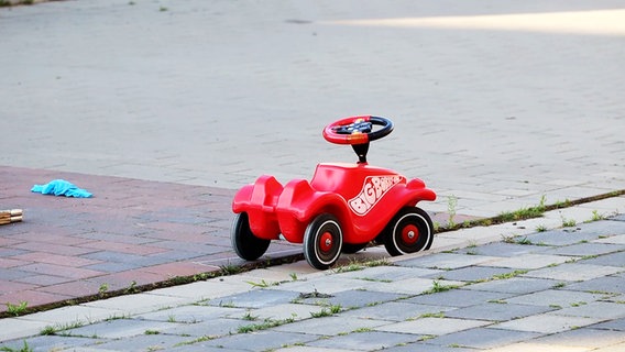 Ein Bobbycar steht an einer Unfallstelle. © Nord-West-Media TV Foto: Heinz-Jürgen Reiss
