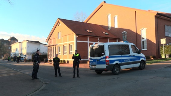 Polizisten sperren eine Straße ab, nachdem ein Mann einen 16-Jährigen erschossen hat. © picture alliance/dpa/TV7News | Festim Beqiri Foto: Festim Beqiri