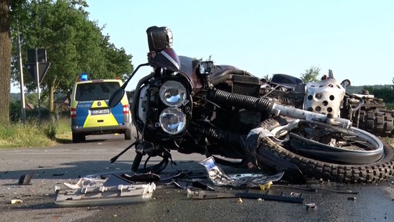Ein Motorrad liegt nach einem Unfall auf einer Straße in Bramsche. © Nord-West-Media TV 
