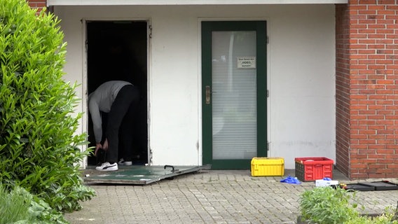 Die Hintertür einer Spielhalle in Dörpen ist nach einem Einbruch beschädigt. © Nord-West-Media TV 