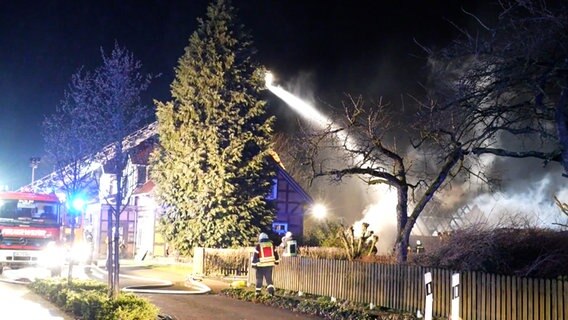 Löscharbeiten in Drebber. Bei einem Wohnhaus hat es zum zweiten Mal gebrannt. © NWM TV 