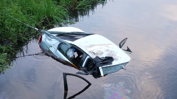 Unfall bei Drebber: Ein Auto wird aus einem Nebenfluss der Hunte geborgen. © NWM TV 