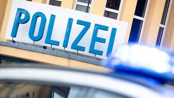 Blaulicht eines Polizeifahrzeugs vor einer Osnabrücker Polizeidienststelle. © dpa-Bildfunk Foto: Friso Gentsch/dpa