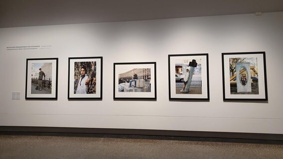 Fotografien hängen im Rahmen einer Ausstellung an einer Wand. © NDR Foto: Maybrit Nolte