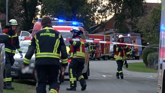 Einsatzkräfte der Feuerwehr stehen auf einer Straße in Fürstenau. © Nord-West-Media-TV 