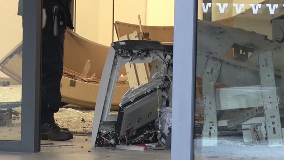 In Nordhorn wurden Geldautomaten gesprengt. Ein Geldautomat ist stark beschädigt. © NWM 
