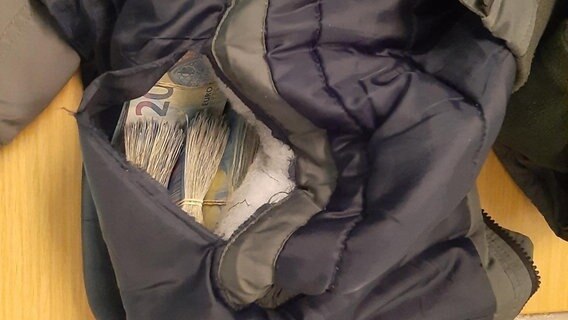 Geldscheine sind im Futter einer Jacke eingenäht. © Bundespolizei 