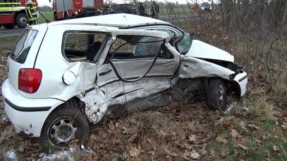 Ein zerstörter Pkw steht nach einem Unfall an einer Kreuzung in Haren. © Nord-West-Media TV 