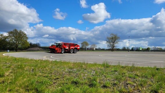 Ein rotes Erntefahrzeug auf einer Teststrecke. © NDR Foto: Britta Nareyka