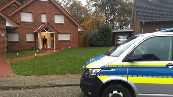 Polizisten gehen in ein Wohnhaus in Lingen. © Nord-West-Media TV 