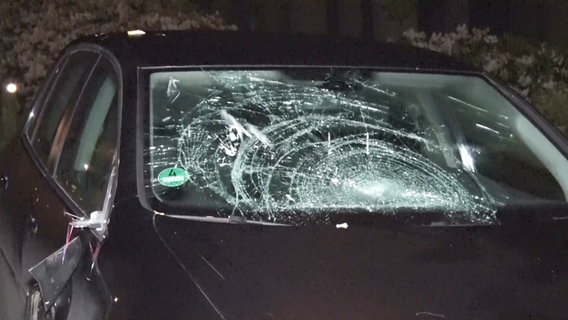 Die Windschutzscheibe eines Autos ist nach einem Unfall zerstört. © Nord-West-Media TV 