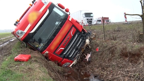 Ein Lastwagen liegt nach einem Unfall in einem Graben neben der A1. © Nord-West-Media TV 