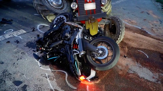 Ein Motorrad und ein Traktor nach einem tödlichen Unfall in Melle. © Nord-West-Media TV 