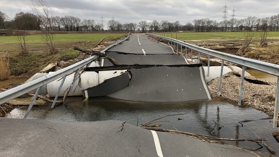 Eine Straße in Meppen ist vom Hochwasser zerstört. © NDR Foto: Hedwig Ahrens