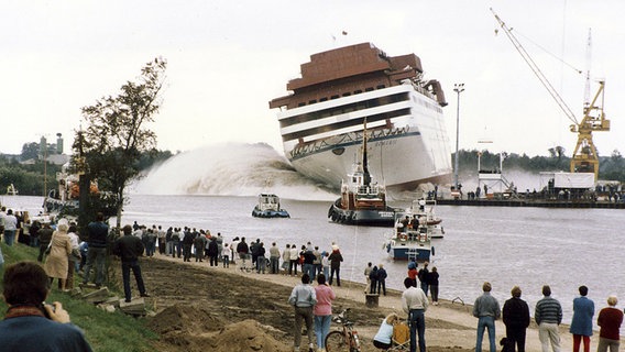Die "Homeric", erster Luxusliner der Papenburger Meyer Werft, läuft im Herbst 1985 noch nach herkömmlicher Art quer vom Stapel. © dpa Foto: Meyer Werft