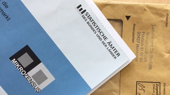 Ein Briefumschlag und der Mikrozensus der Statistischen Ämter des Bundes und der Länder liegen auf einem tisch. © NDR 