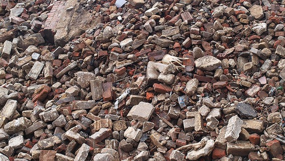 Bauschutt auf einer Mülldeponie © NDR Foto: Hedwig Ahrens