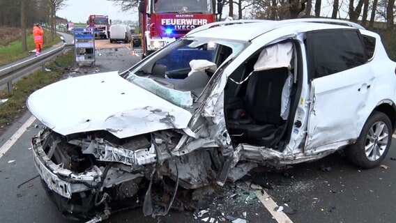 Zwei Fahrzeuge stehen nach einem Unfall an einer Straße. © Nord-West-Media TV 