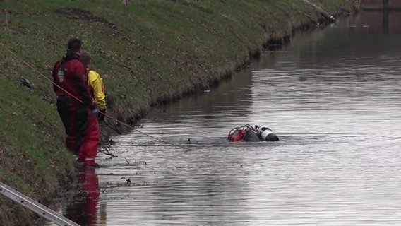 Nach dem Fund von Leichenteilen in Nordhorn suchen Einsatzkräfte den Ems-Vechte-Kanal ab. © Nonstop News 