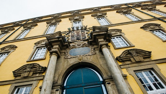 Blick auf das barocke Zentralgebäude der Universität Osnabrück. © NDR Foto: Julius Matuschik