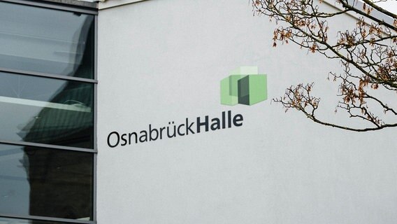 Auf einer weißen Gebäudefassade steht der Schriftzug OsnabrückHalle. © NDR Foto: Julius Matuschik