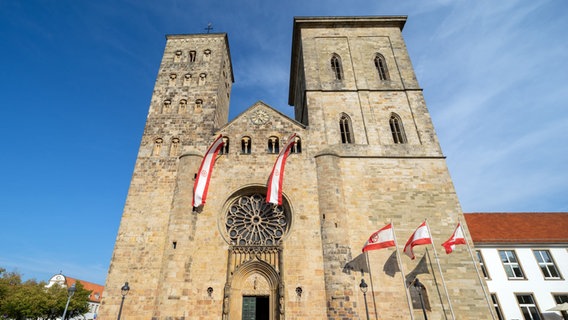 Frontansicht des Osnabrücker Doms mit seinen ungleichen Westtürmen. © picture alliance/Daniel Kalker 