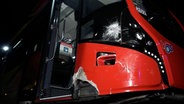 Ein beschädigter Linienbus steht an einer Kreuzung. © Nord-West-Media TV 