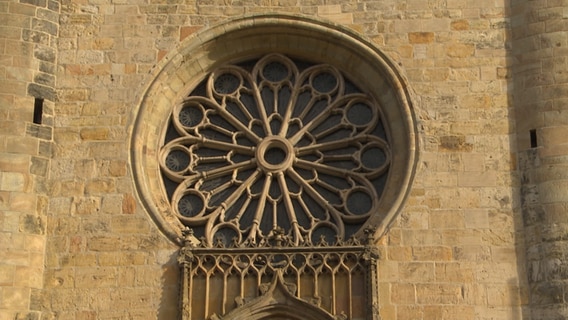Ein rundes und verziertes Kirchenfenster befindet sich über dem Eingang des Doms in Osnabrück. © NDR 