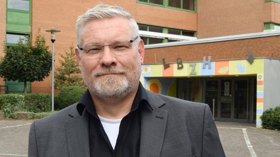 Dr. Markus Westerheide, Leiter des Landesbildungszentrums für Hörgeschädigte in Osnabrück Dr. Markus Westerheide, Leiter des Landesbildungszentrums für Hörgeschädigte in Osnabrück © NDR Foto: Susanne Schäfer