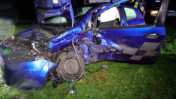 Ein Pkw steht nach einem Unfall mit einem Schaden auf dem Grünstreifen. © Nord-West-Media TV 